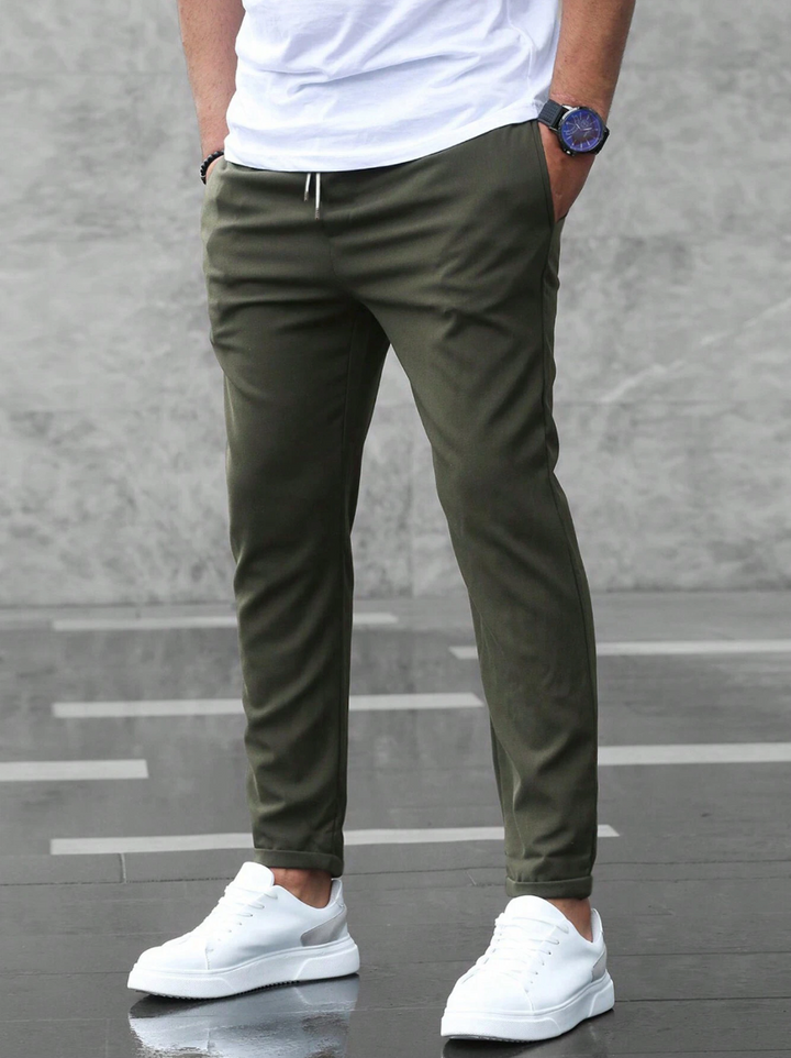 Rückansicht der eleganten Herren-Stoffhose; modern, bequem und komfortabel.