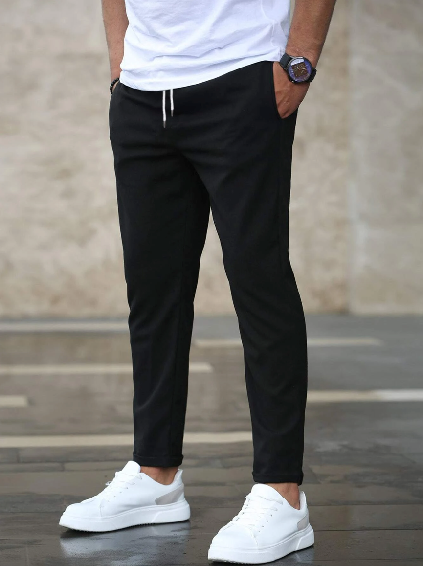 Seitenansicht der modernen Herrenhose, zeigt den Slim Fit und hohen Tragekomfort.
