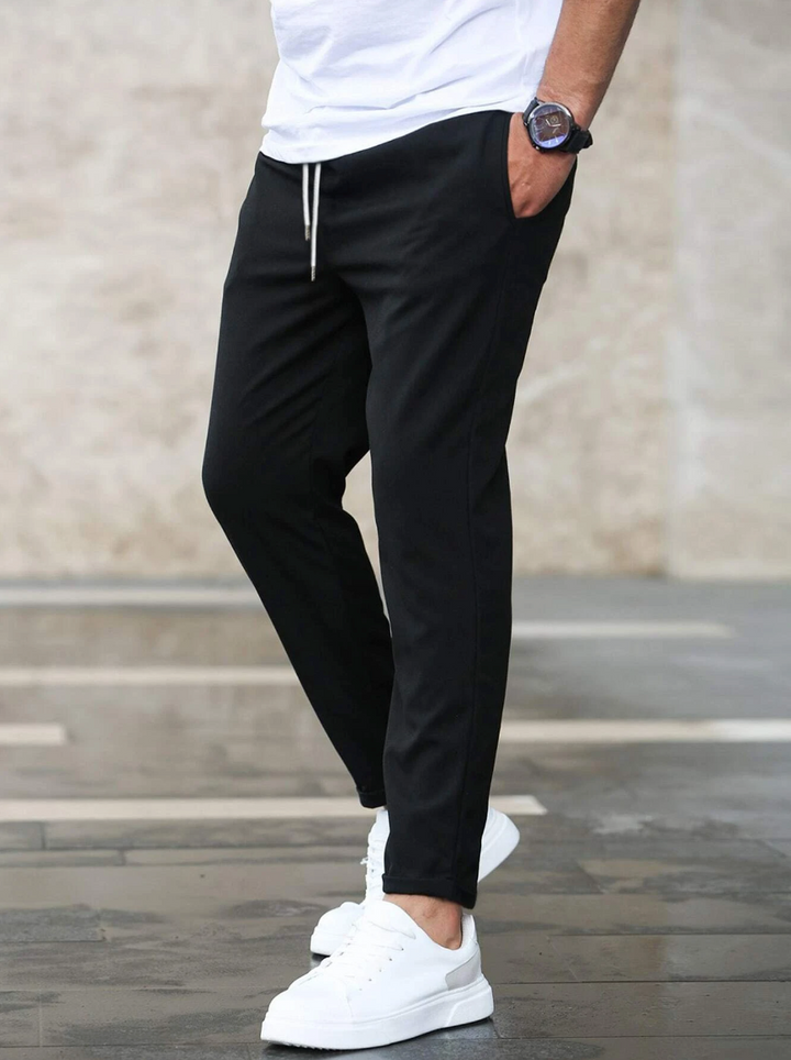 Taschendetail der stilvollen Herren-Stoffhose; praktisch, elegant und pflegeleicht.