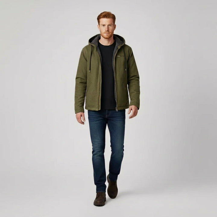 Mann trägt Luke Herren Kapuzenjacke lässig in der Stadt. Perfekte Freizeitjacke für Casual Wear.