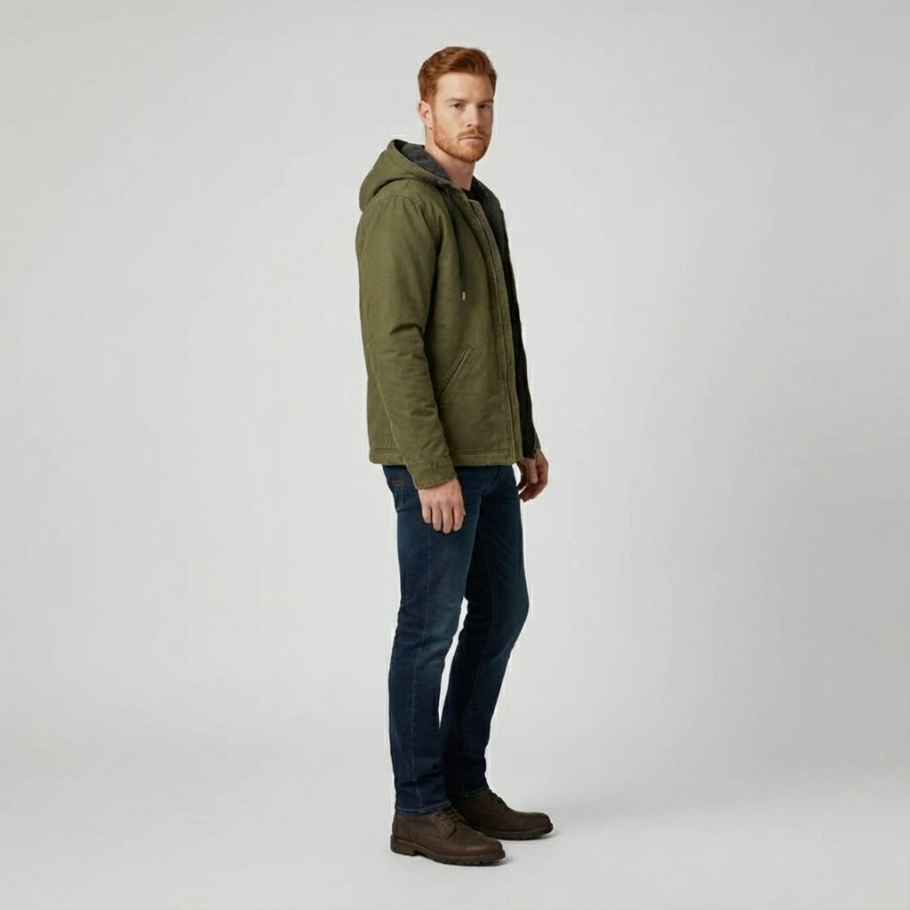 Mann im Freien mit Luke Herren Kapuzenjacke. Ideale sportliche Outdoor-Übergangsjacke für jeden Tag.