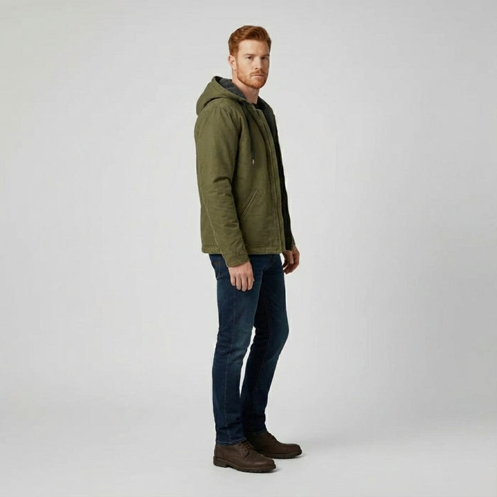 Mann im Freien mit Luke Herren Kapuzenjacke. Ideale sportliche Outdoor-Übergangsjacke für jeden Tag.