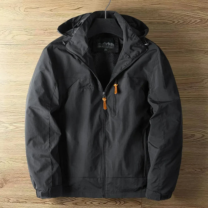 Moderne Herren Outdoorjacke, wasserdicht & atmungsaktiv für Wandern und Abenteuer.