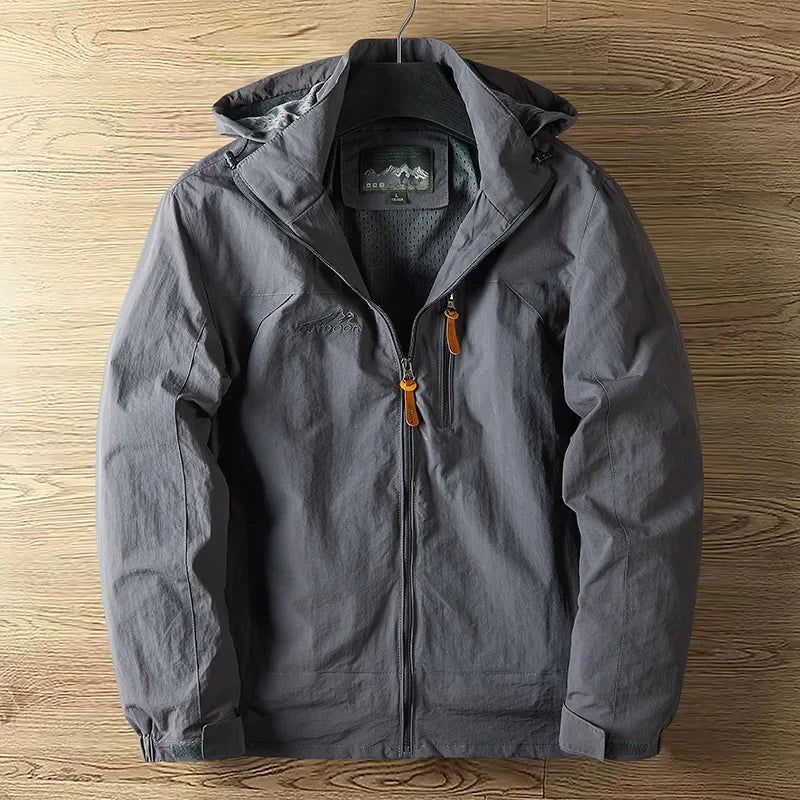 Hochwertige Herren Funktionsjacke, atmungsaktiv, wasserdicht & komfortabel für jede Jahreszeit.