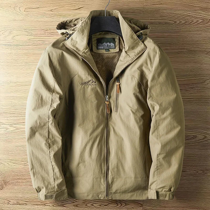 Detailansicht: Wasserdichte Herren Outdoorjacke mit Kapuze, atmungsaktiv & langlebig.