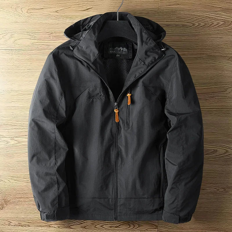 Bequeme Herren Outdoor-Regenjacke, wasserdicht, winddicht, ideal für Herbst und Frühling.