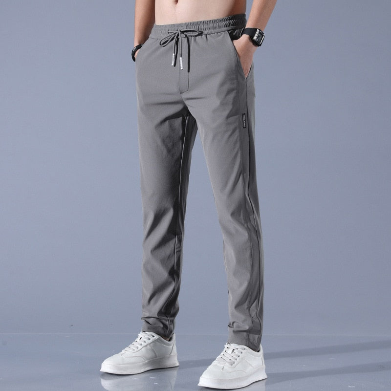 Bequeme Herren-Reisehose aus schnelltrocknendem Material, perfekt für Freizeit und aktive Tage.