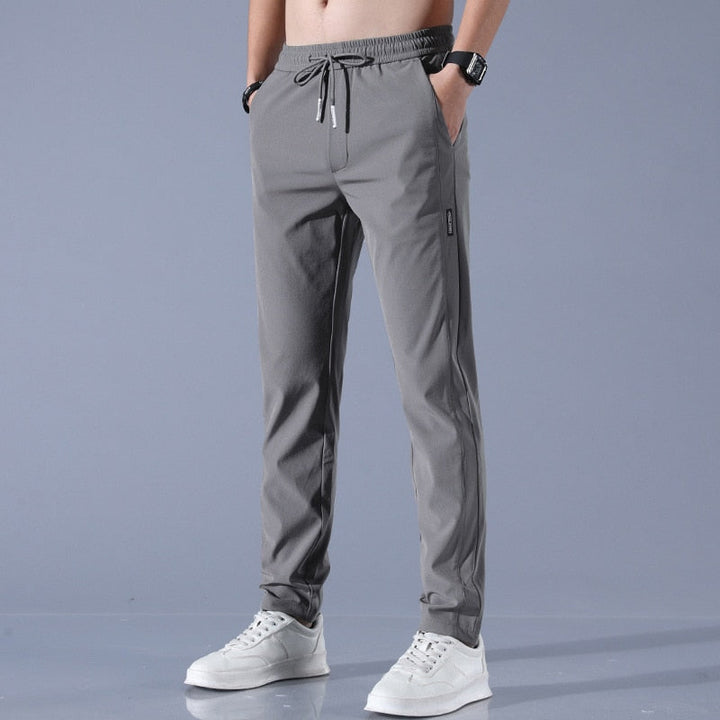 Bequeme Herren-Reisehose aus schnelltrocknendem Material, perfekt für Freizeit und aktive Tage.