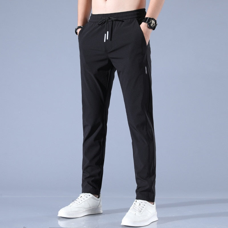 Vielseitige Herren-Sporthose: strapazierfähig, schnelltrocknend und stilvoll für jede Outdoor-Tour.