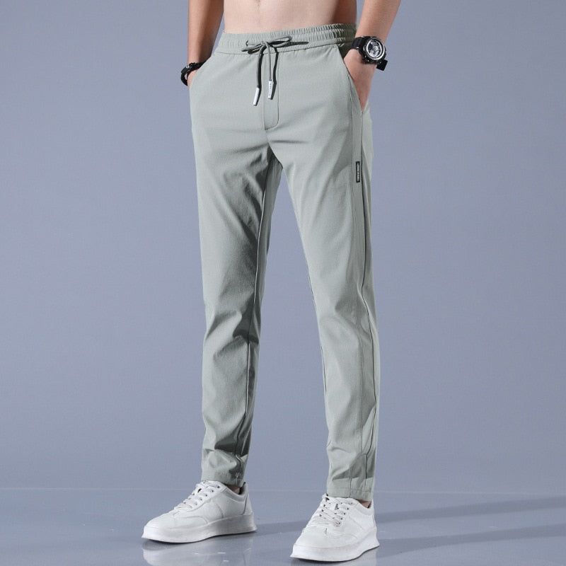 Robuste Herren-Freizeithose mit Stretch, atmungsaktiv und schnelltrocknend für optimalen Komfort.
