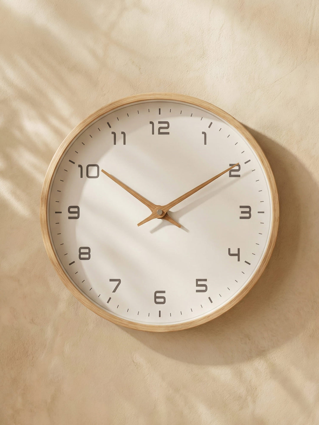 Moderne Holzwanduhr NordicTimber für stilvolles Wohnzimmer. Zeitmesser aus Naturholz, ideal als Wanddeko.