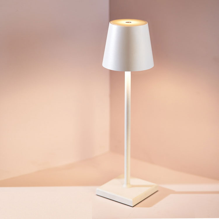 Moderne kabellose LED Tischlampe, aufladbar, dimmbar, Aluminium für Innen- & Aussenbeleuchtung.