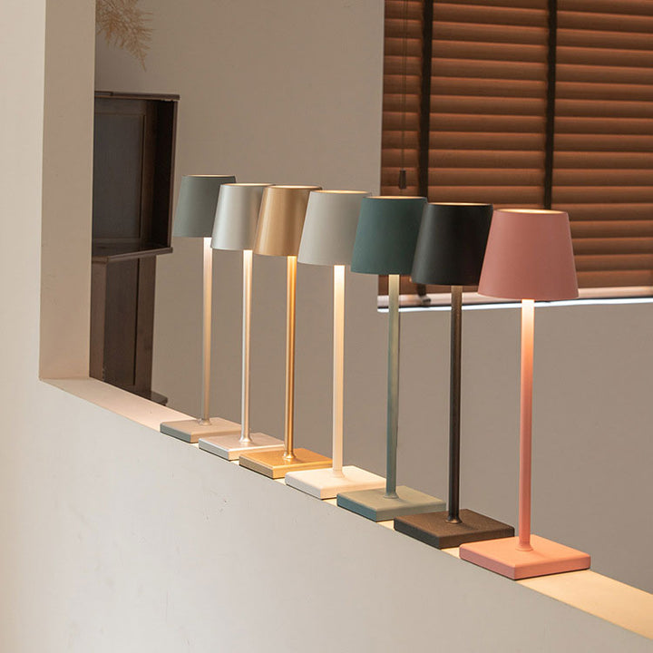 Elegante dimmbare LED Tischlampe aus Aluminium mit Touch-Funktion, kabellos für moderne Innenräume.