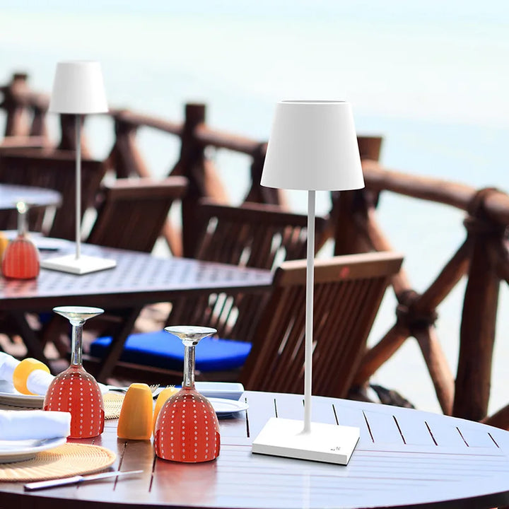 Tragbare moderne LED Tischlampe, kabellos & aufladbar. Ideal für flexible Innen- & Aussenbeleuchtung.