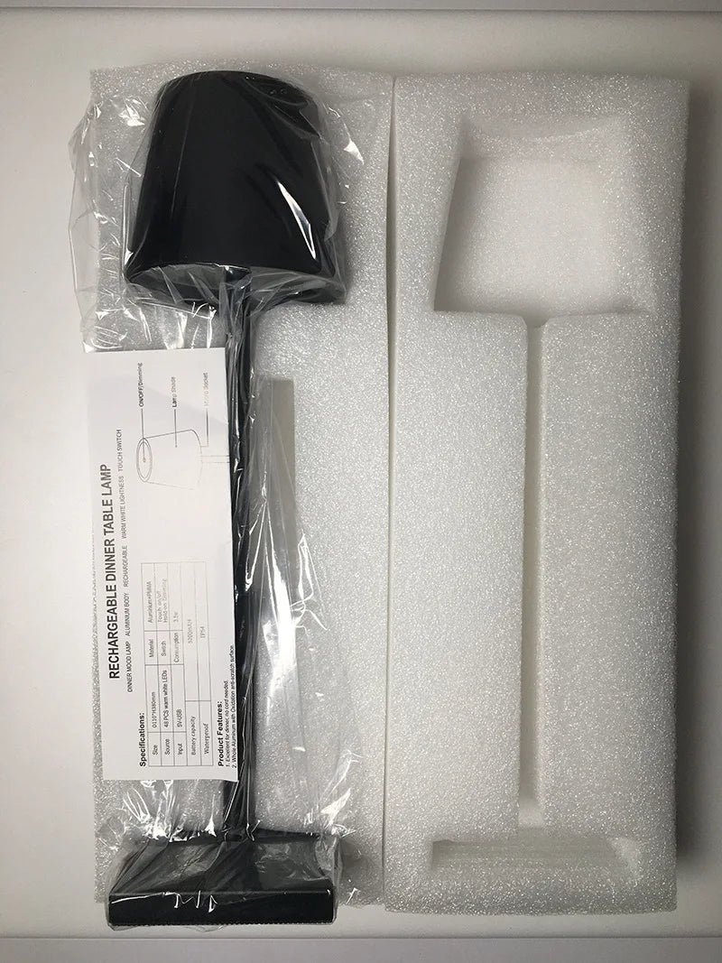 Minimalistische LED Tischlampe aus Aluminium, dimmbar & aufladbar, für modernes Ambiente.