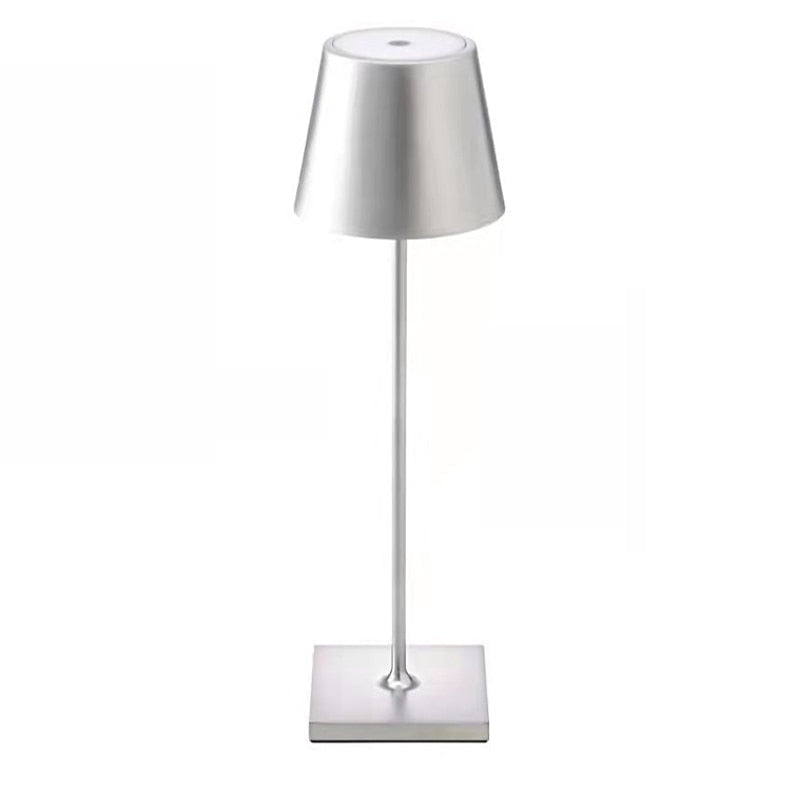 Kabellose LED Tischlampe im Garten, aufladbar & dimmbar, schafft stimmungsvolle Aussenbeleuchtung.
