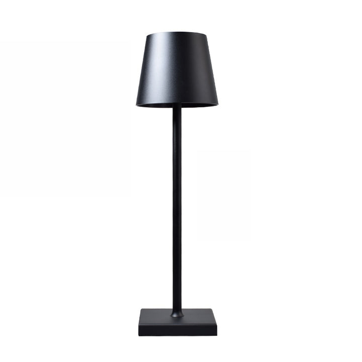 Moderne LED Tischlampe im Wohnzimmer, kabellos, dimmbar für angenehme Innenbeleuchtung.