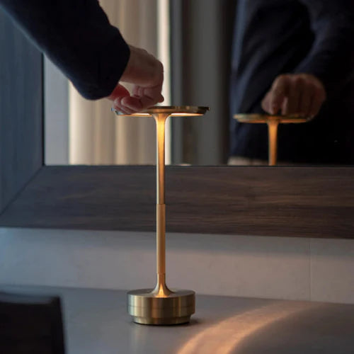 Moderne kabellose LED Tischlampe mit Touch-Steuerung, dimmbar, USB-C aufladbar, ideal für minimalistisches Zuhause.