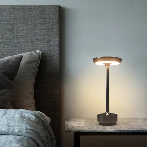 Elegante dimmbare Designlampe für stilvolles Ambiente, kabellose LED Tischleuchte mit moderner Touch-Bedienung.