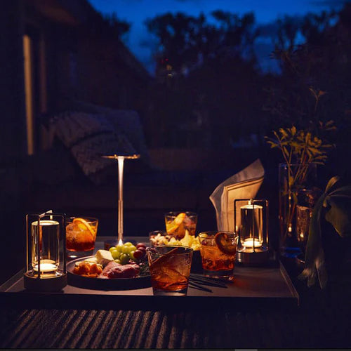 Moderne Metall-Tischlampe kabellos, smart & LED, perfekt als Nachttischlampe in schlankem Silber-Design.