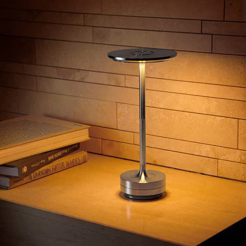 Schlanke kabellose LED Tischlampe in Schwarz, smart und modern, für stilvolle Innenbeleuchtung im Wohnbereich.