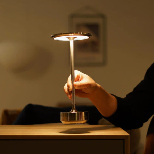 Moderne kabellose LED Tischlampe in Silber, smarte Touch-Funktion für stilvolle Wohnräume und Ambiente.