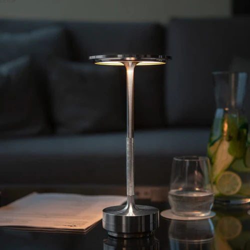 Puristische Design-Tischlampe, kabellos & smart mit LED, schafft einladende Ambientebeleuchtung in Schwarz.