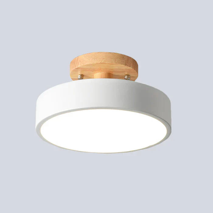 Moderne LED-Deckenleuchte im Skandi-Design aus Holz & Metall für stilvolle Wohnräume. Energieeffiziente Innenbeleuchtung.