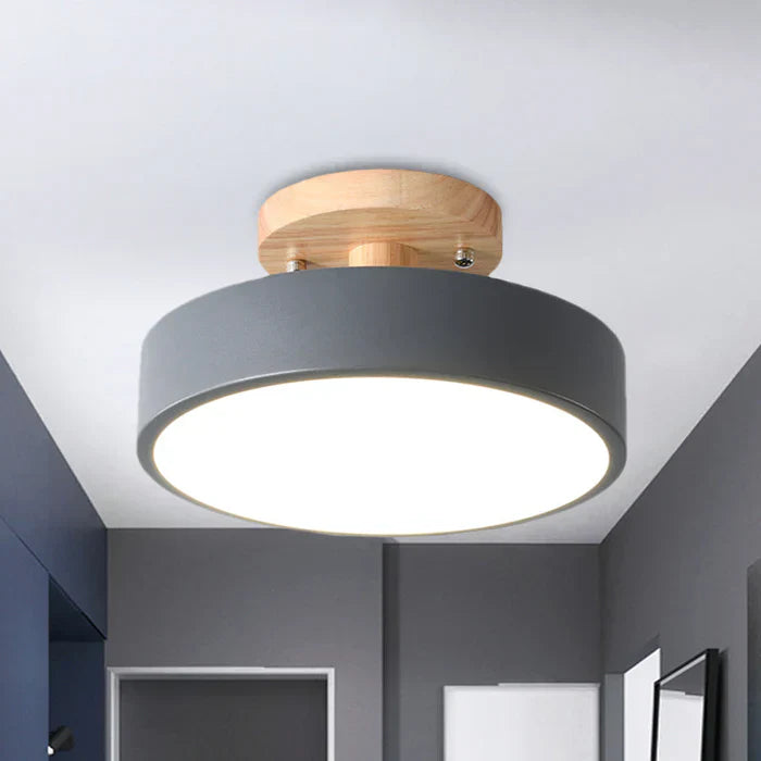Helles Licht: Moderne LED-Deckenlampe im Skandi-Stil. Holz-Metall-Leuchte als stilvolle Flurbeleuchtung.