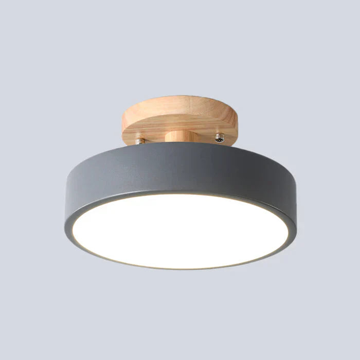 Detailaufnahme der Skandi-Deckenlampe. Hochwertiges Holz-Metall-Design und integrierte, moderne LED-Beleuchtung.