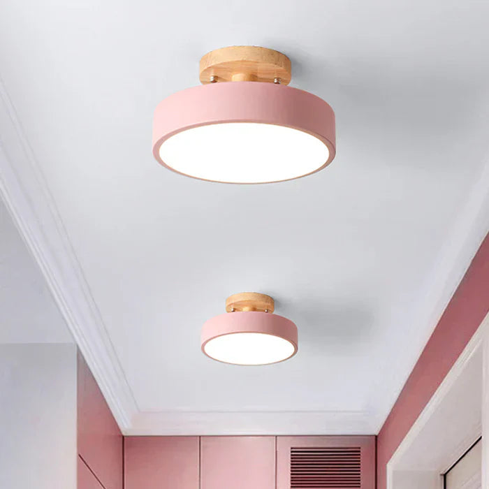 Vielseitige Skandi-Deckenlampe mit Tricolor-LED. Moderne Holz-Metall-Leuchte für Wohnzimmer, Flur oder Schlafzimmer.