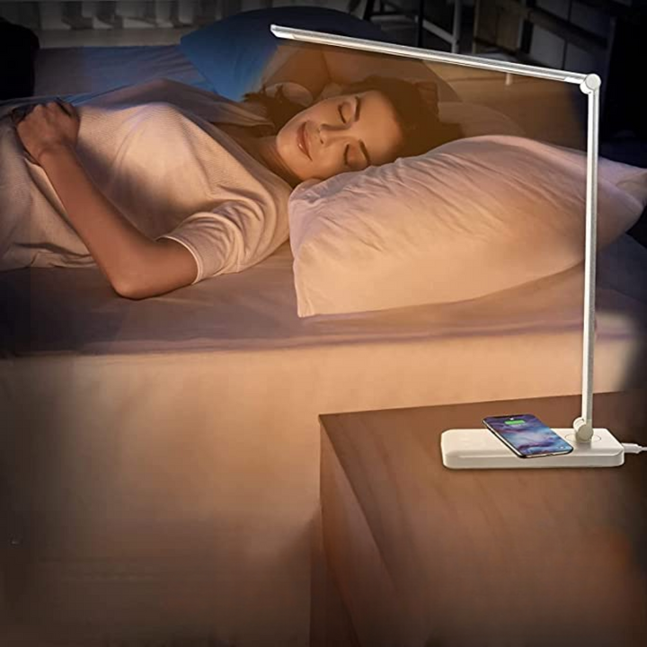 Moderne LED-Schreibtischlampe mit USB-Ladeanschluss, perfekt für Büro und Homeoffice-Beleuchtung.