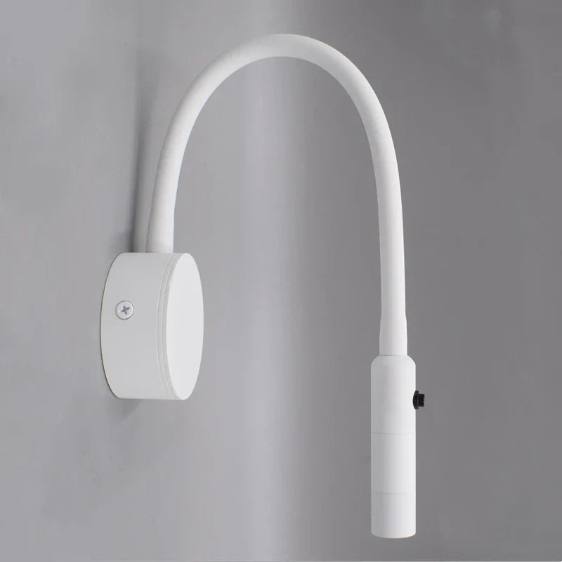 Verstellbare LED-Wandlampe mit flexiblem Schwanenhalsarm, ideal als Leselampe im Schlafzimmer oder Arbeitsbereich.