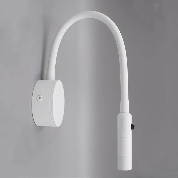 Verstellbare LED-Wandlampe mit flexiblem Schwanenhalsarm, ideal als Leselampe im Schlafzimmer oder Arbeitsbereich.