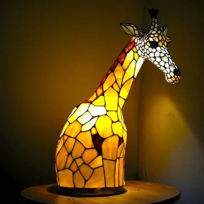Gesamtansicht der LumiAura Lampe, die ihr schlankes Profil und ihre dekorative Wirkung hervorhebt.