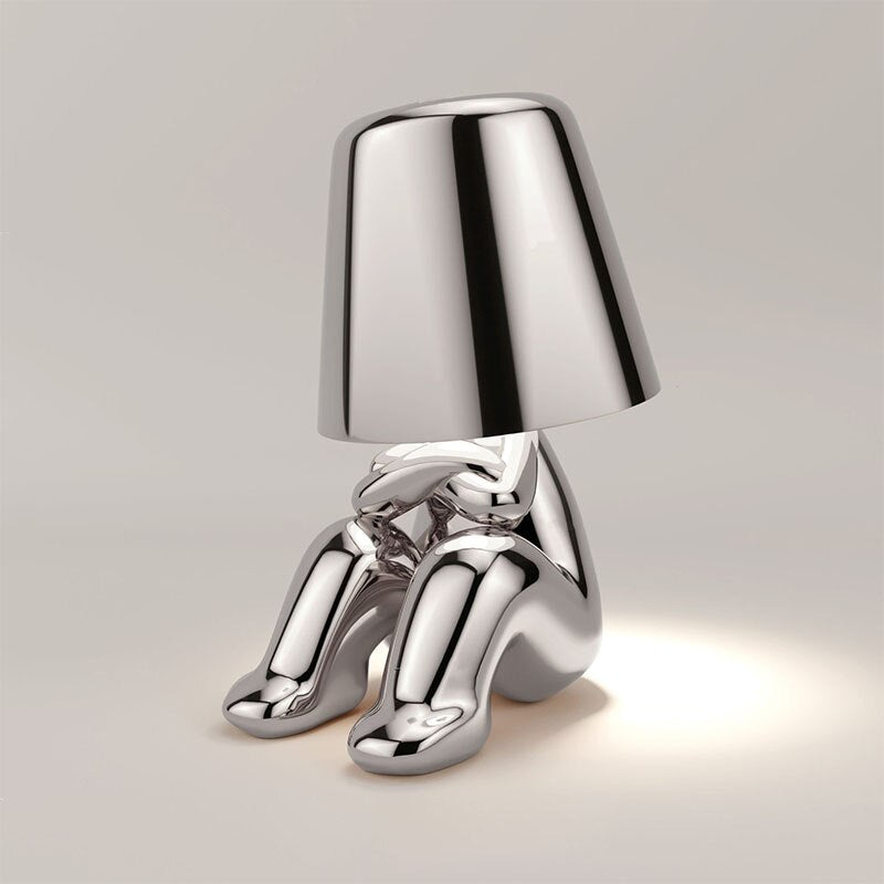 Schlafzimmerlampe LumiSerene, silbernes Design, dimmbare LED-Tischlampe für sanfte, entspannende Beleuchtung.