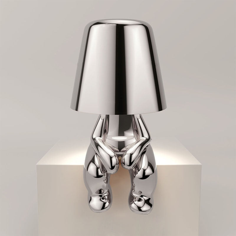 Dekorative LumiSerene LED-Tischleuchte, goldenes Design, schafft warmes, dimmbares Licht im Wohnzimmer.