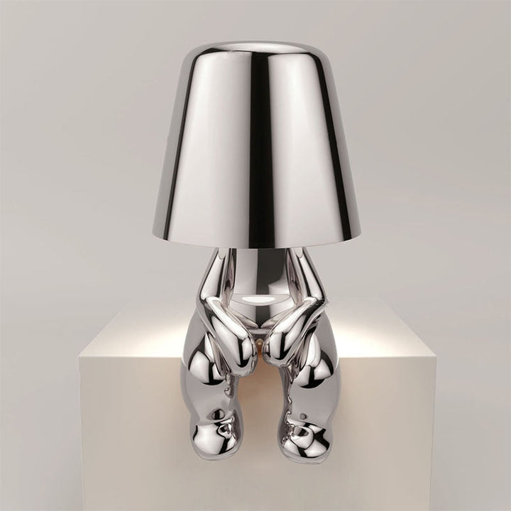 Dekorative LumiSerene LED-Tischleuchte, goldenes Design, schafft warmes, dimmbares Licht im Wohnzimmer.
