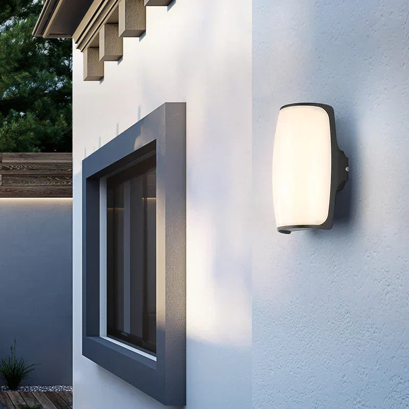 Moderne schwarze LED Außenwandleuchte, IP65 wasserdicht, langlebige und stilvolle Beleuchtung für Gärten.