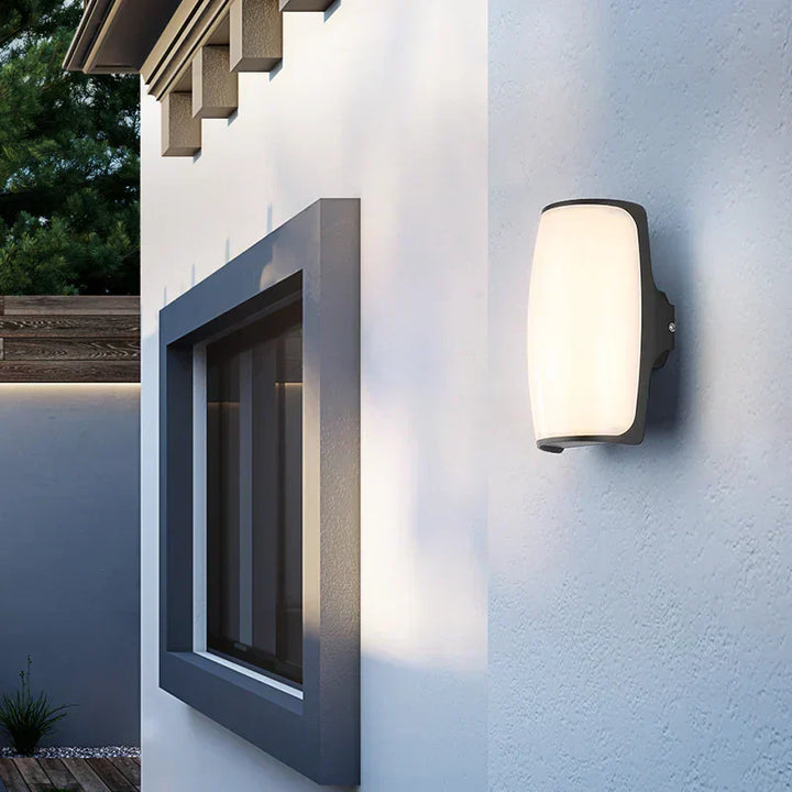 Moderne schwarze LED Außenwandleuchte, IP65 wasserdicht, langlebige und stilvolle Beleuchtung für Gärten.