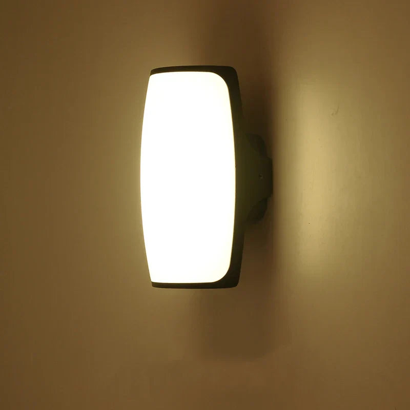 Zeitlose schwarze LED Außenbeleuchtung, energieeffizient, perfekt als Fassadenlampe oder Terrassenleuchte.