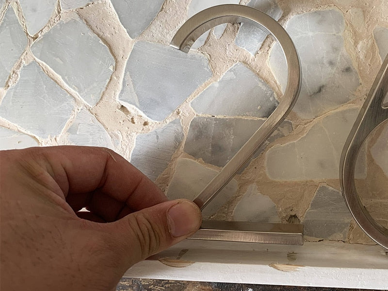 Elegante Hausnummer aus Silber zur Wandmontage, modernes Design für Ihr Zuhause.