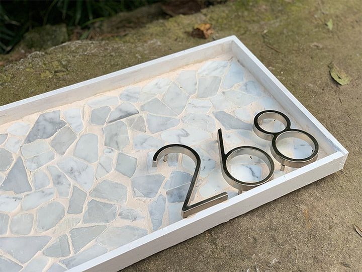 Klare Linien: Moderne silberne Hausnummer, stilvolle Adressierung, einfache Installation.
