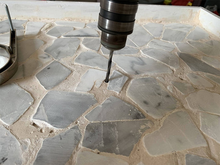 Minimalistische silberne Hausnummer, perfekt für moderne Hausdeko & Außenbereich.