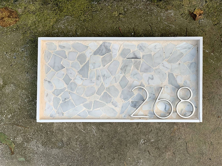 Zeitlose Hausnummern: Modernes Design in Silber, ideal für Außenbereich & Haustür.