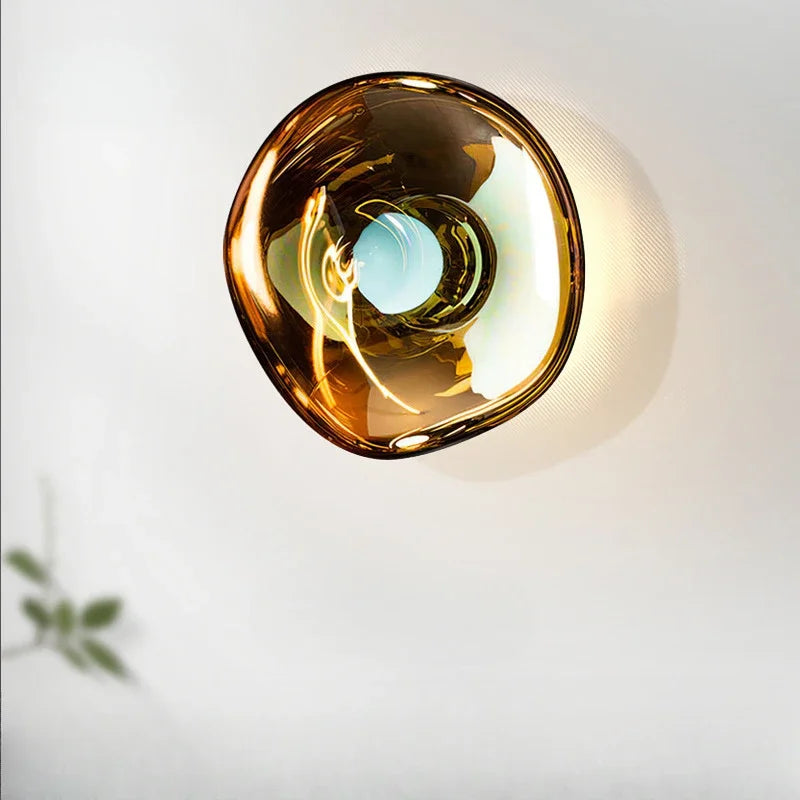 Schlichte, moderne Lava-Wandlampe im skandinavischen Stil für angenehmes Innenlicht.