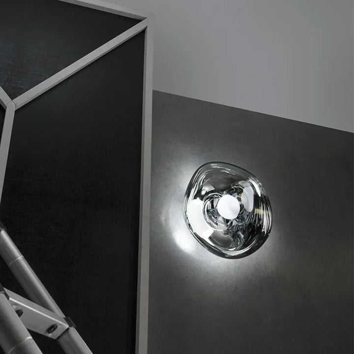 Vielseitige moderne Wandleuchte, Lava-Design und skandinavischer Stil für diverse Innenräume geeignet.