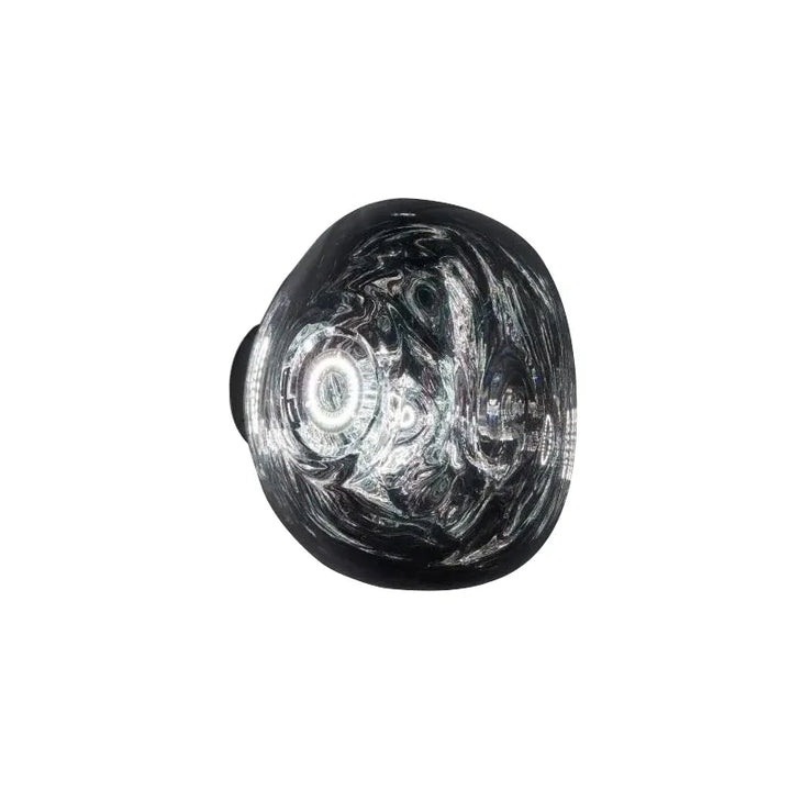 Moderne skandinavische Wandlampe, ideal als Wohnzimmerlampe mit sanftem Ambiente-Licht.