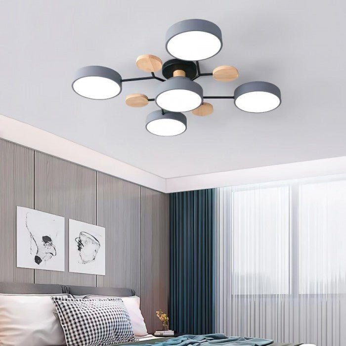 Verzweigte LED-Deckenlampe im skandinavischen Stil, ideal für ein modernes Esszimmerambiente.