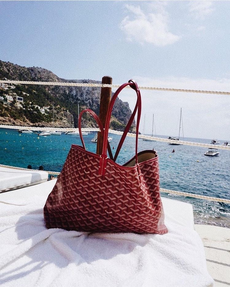 Elegante Mila Schultertasche für Damen, perfekt als modisches Statement für Business und Freizeit.
